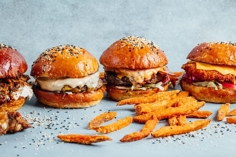 Frisch zubereiteter Burger mit Beilagen