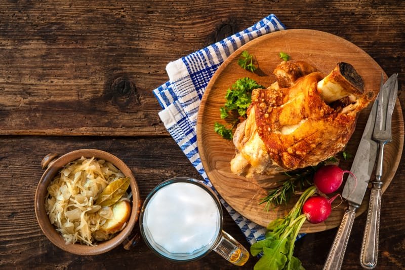 Knusprig gegrillte Stelze auf einem Holzbrett