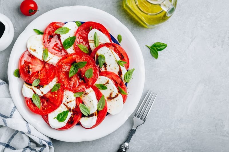 Caprese mit Tomate, Mozzarella und Basilikum